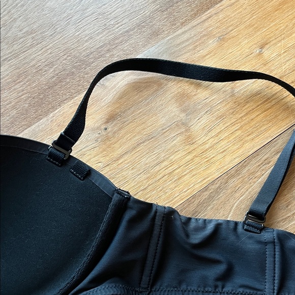 SKIMS Black Strapless/Convertible Bra - Picture 7 of 9